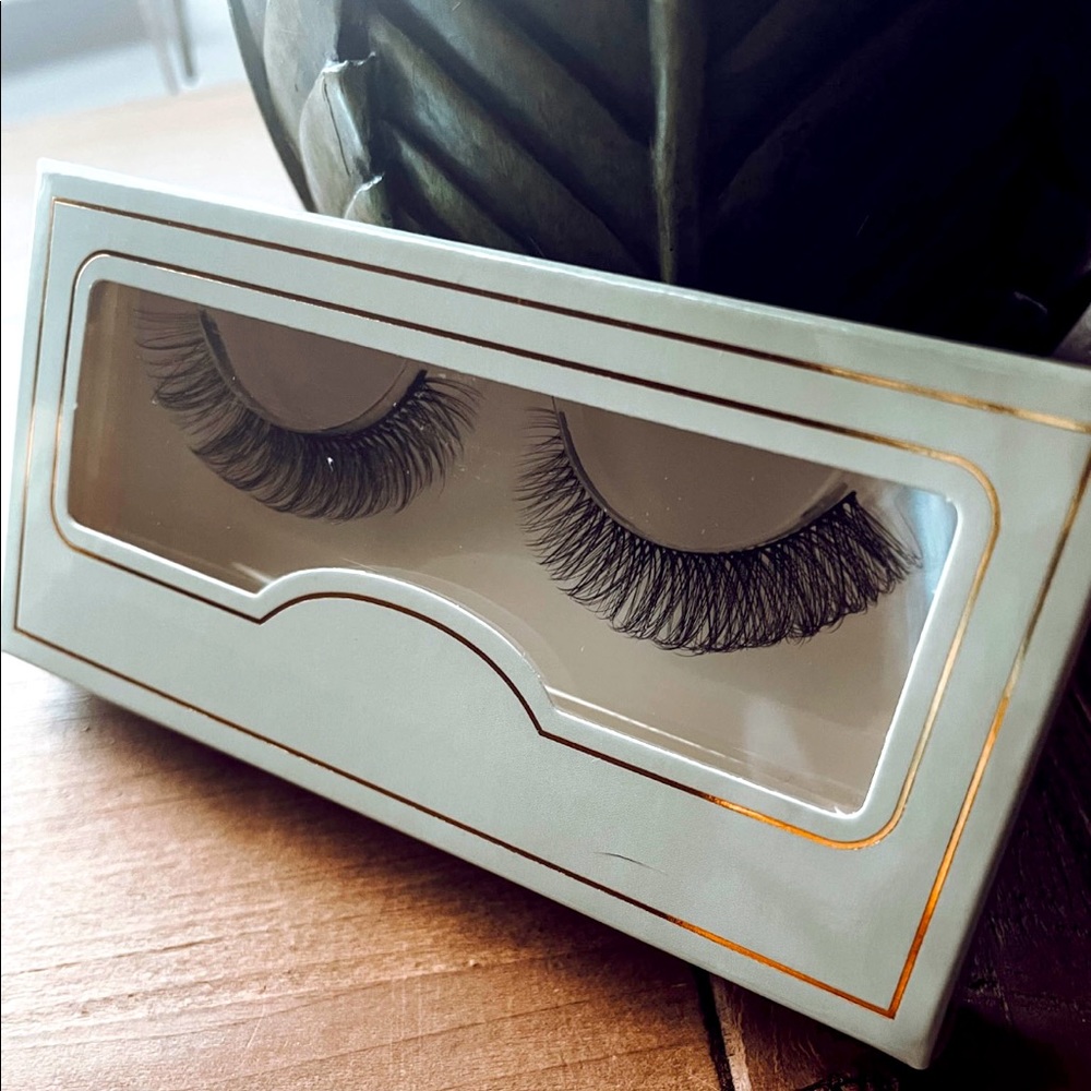 These are my Annamay eyelashes they are super easy to put on and super soft.